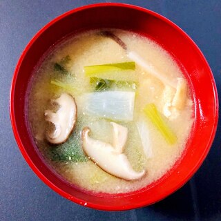 大根と小松菜と椎茸と油揚げの味噌汁